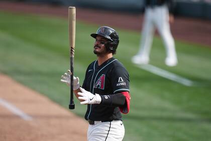 Nolan Arenado de los Diamonbacks de Arizona juega con su bate en una pausa en el plato durante la qu