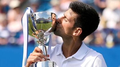 Nole con el trofeo en Eastbourne