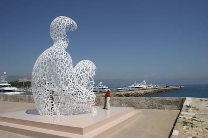 Nómade, escultura en acero inoxidable frente al mar, de Jaume Plensa .