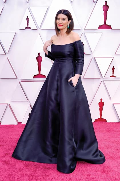 Nominada por la canción “Io sì” de la película La vida por
delante, Laura Pausini decidió realzar un vestido negro con
escote off-shoulder de Valentino con unos pendientes y un
anillo de diamantes y esmeraldas de Bvlgari
