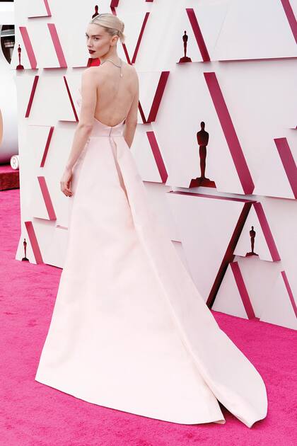 Nominada por su performance
en Pieces of a Woman, Vanessa
Kirby desfiló un traje de noche
strapless de seda gazar, con una
dramática cola.
