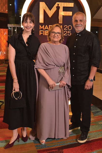 Nominados
a Mejor Jurado por
El gran premio de
la cocina, Ximena
Sáenz, Dolli Irigoyen
y Christian Petersen
disfrutaron del evento
más importante de la
televisión argentina