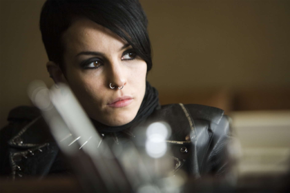 Noomi Rapace como Lisbeth Salander, la gran creación de Stieg Larsson que pasó de la literatura a la TV y después al cine, donde fue interpretada por Rooney Mara y Claire Foy