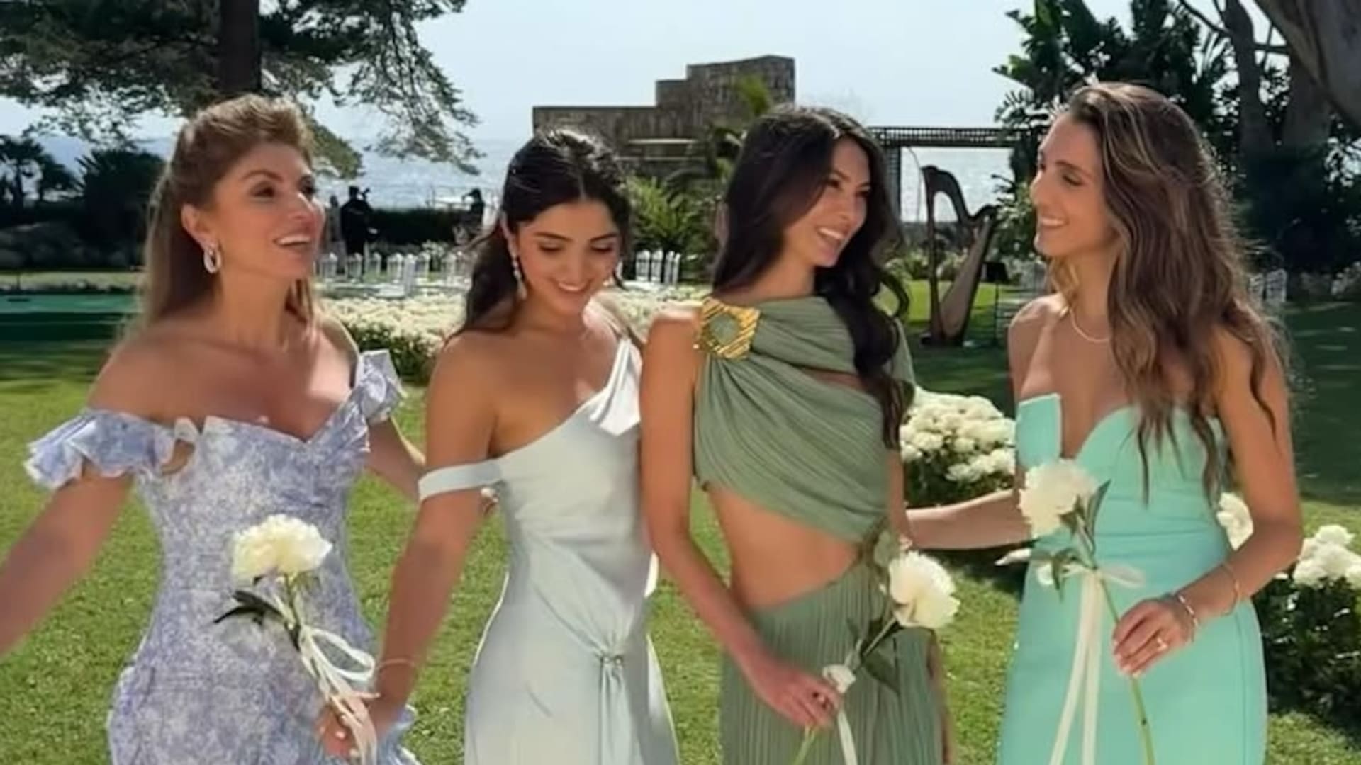 Noor, Iman y Farah, Las hermanas Pahlaví, junto a su madre, Yasmine