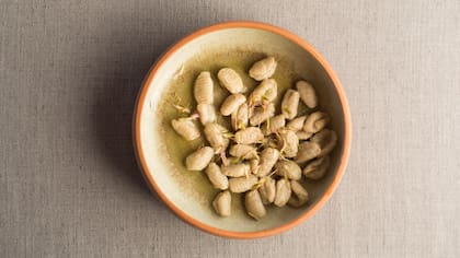 Ñoquis de castaña, aceite de oliva de Las Compuertas y hierbas del cerro.