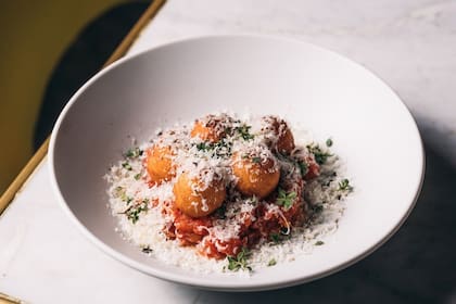 Ñoquis de sémola fritos, salsa de tomate, queso cheddar y aceto balsámico