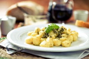 Ñoquis del 29: por qué se deja dinero abajo del plato