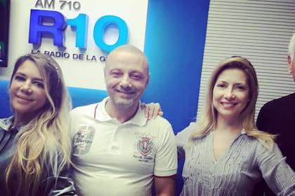 Fabiola Yañez, a la derecha, junto a Nora Briozzo y Néstor Dib, sus compañeros en el ciclo de Radio 10 Común y corriente