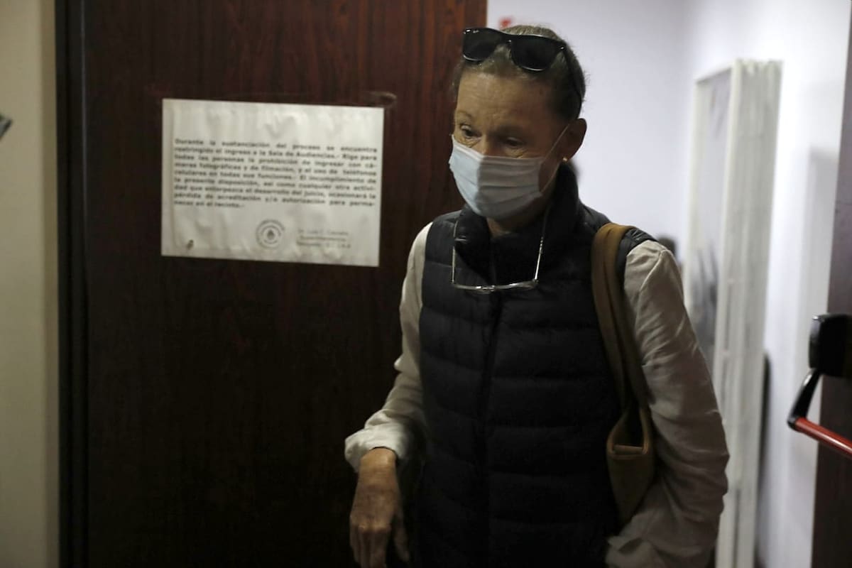 Nora Burgues de Taylor al ingresar en la sala de audiencias