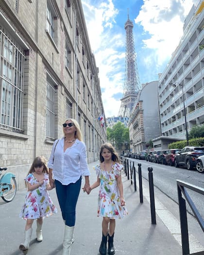 Nora Colosimo junto a sus nietas en París