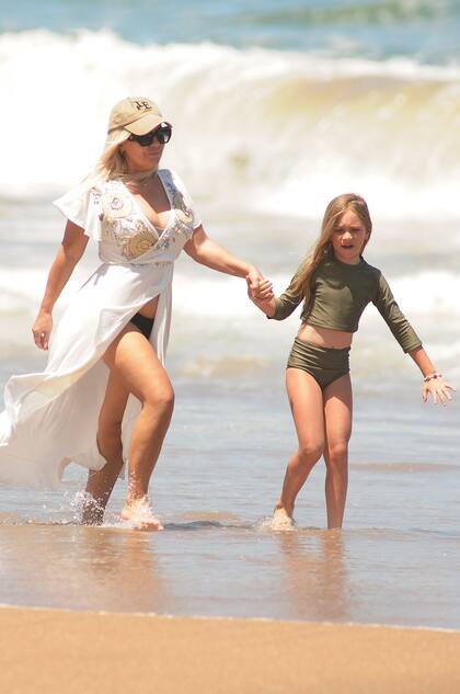 Nora Colosimo, la mamá de Zaira y Wanda, en una caminata a orillas del mar con su nieta Malaika.