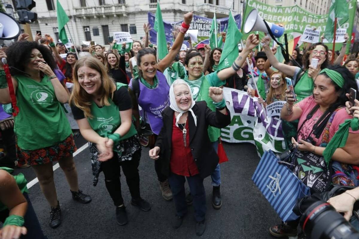 Nora Cortiñas, madre de Plaza de Mayo, se sumó a la movilización porteña