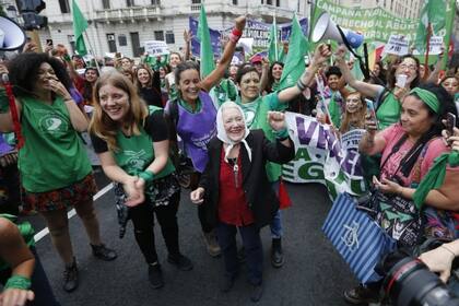 Nora Cortiñas, madre de Plaza de Mayo, se sumó a la movilización porteña