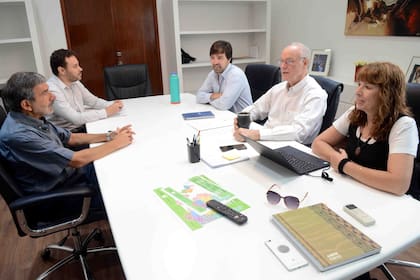 Nora Etchenique, junto al ministro de Salud bonaerense, Daniel Gollán, y el ministro de Ciencia, Tecnología e Innovación de la Nación, Roberto Salvarezza
