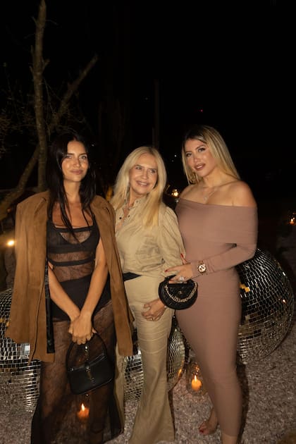 Nora junto a sus hijas, Zaira y Wanda