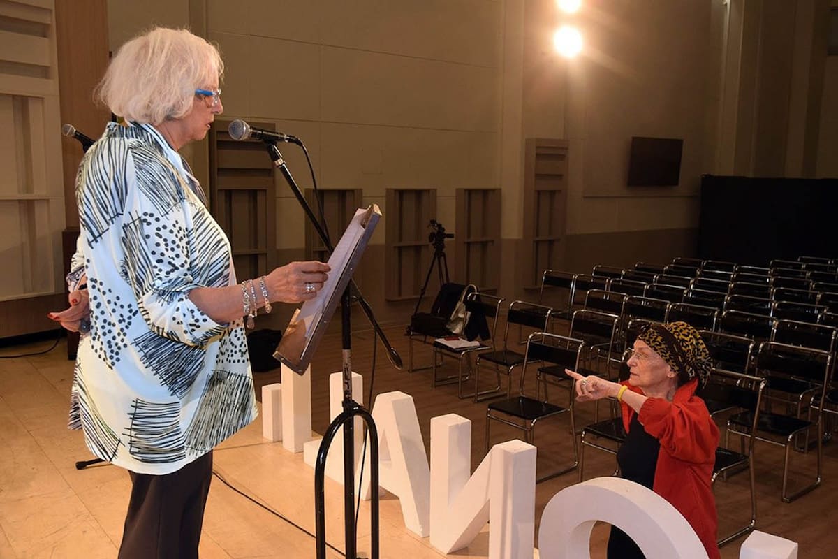 Nora Massi dirgiendo a Susana Rinaldi. Radioteatro Las dos carátulas en Radio Nacional