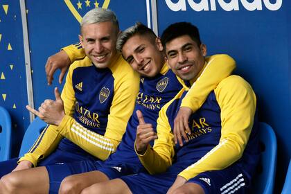 Norberto Briasco, Agustín Almendra y Juan Ramírez, con buena onda en un alto en el entrenamiento de Boca; el ex San Lorenzo podría volver a ser titular