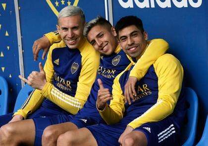 Norberto Briasco, Agustín Almendra y Juan Ramírez, con buena onda en un alto en el entrenamiento de Boca