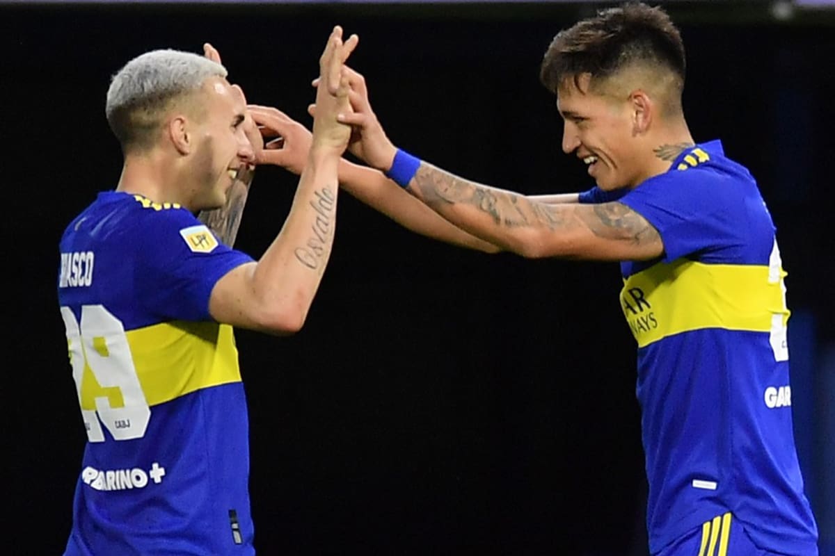 Norberto Briasco celebra con Luis Vázquez, autor del gol de Boca frente a Patronato.