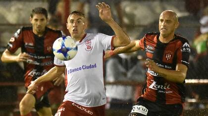 Norberto Briasco y Renzo Vera disputan el balón en un partido sin emociones
