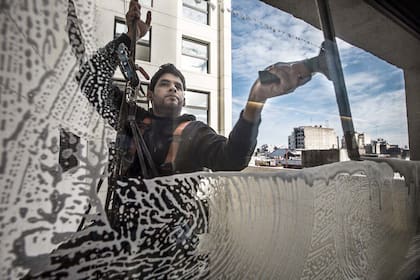 Norberto es limpiavidrios colgante desde hace 10 años en La Plata. Antes había hecho alpinismo.