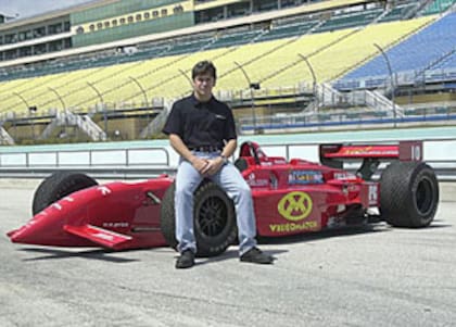 Norberto Fontana y el Reynard-Toyota con el que compitió en CART en 2000; el arrecifeño fue el último piloto argentino en correr en la categoría estadounidense, hoy nuevamente IndyCar.