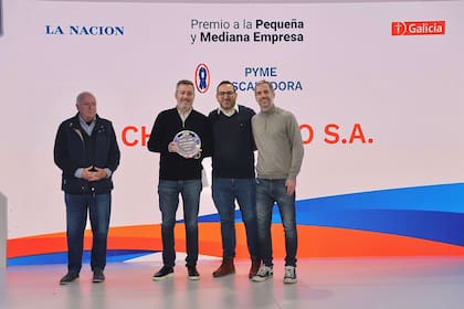 Norberto Frigerio, director de Relaciones Institucionales de LA NACION le entregó el reconocimiento a Esteban Wolf, fundador de Chocorisimo y su equipo
