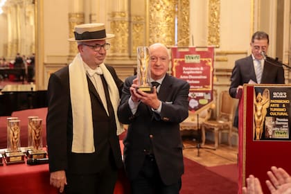 Norberto Frigerio, Director de Relaciones Institucionales de LA NACION, recibe el premio de la Asociación Art Nouveau de manos del presidente de la entidad, Willy Pastrana