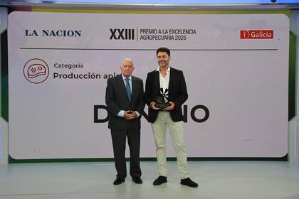Norberto Frigerio, director de Relaciones Institucionales de LA NACION, entregó el galardón a Diego Cervigni, gerente general de Don Ino, que ganó en Mejor Producción Animal