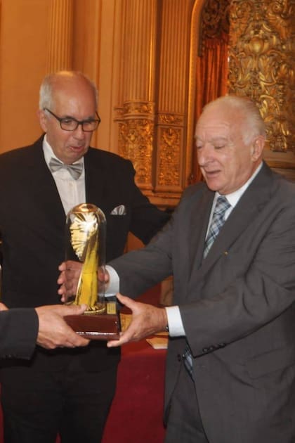 Norberto Frigerio recibió el premio en nombre de LUGARES.