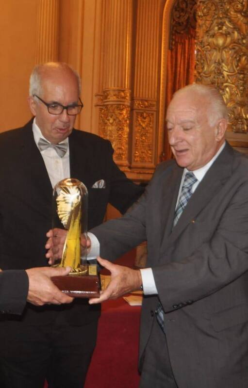 Norberto Frigerio recibió el premio en nombre de LUGARES.