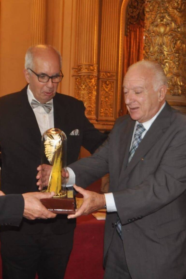 Norberto Frigerio recibió el premio en nombre de LUGARES.