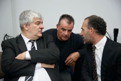 Norberto Glennon (en el medio de la imagen) y sus abogados, Sergio Loto y Agustín Paladino