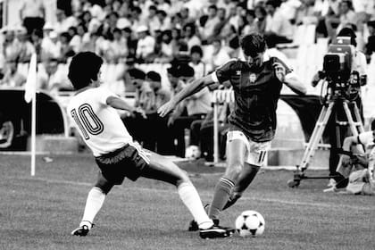 Norberto Huezo, uno de los mejores jugadores de El Salvador, intenta detener a Gabor Poloskei