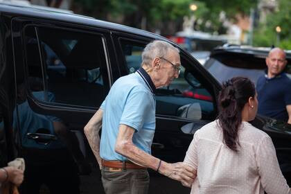 Norberto Milei, padre de Karina y Javier, arriba al acto partidario en Floresta