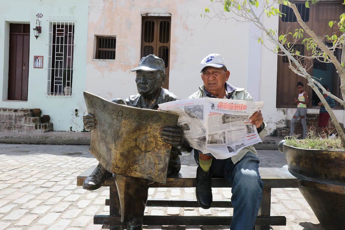 Norberto Subirat Betancourt, firme junto a su estatua desde 2003. Autor: Soledad Gil