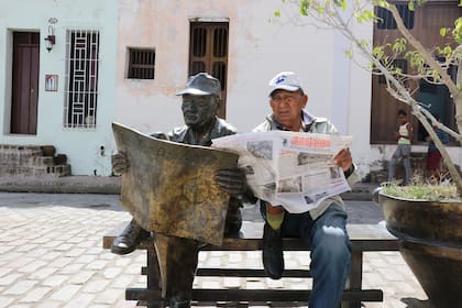 Norberto Subirat Betancourt, firme junto a su estatua desde 2003. Autor: Soledad Gil