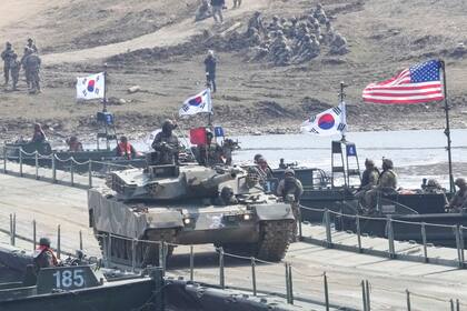 Norcorea dice que probó misiles nuevos y amenaza con medidas contra ejercicios de EEUU y Surcorea