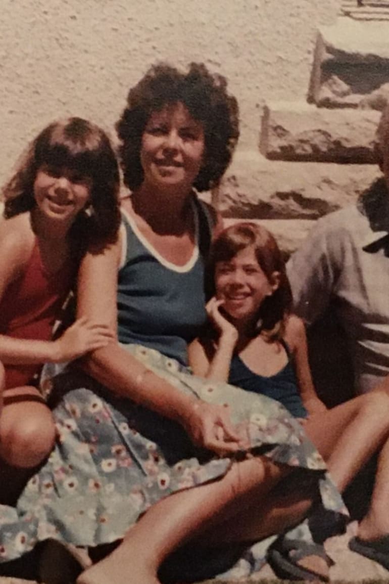 Nori junto a sus padres y a su hermana disfrutando de un lindo momento familiar.