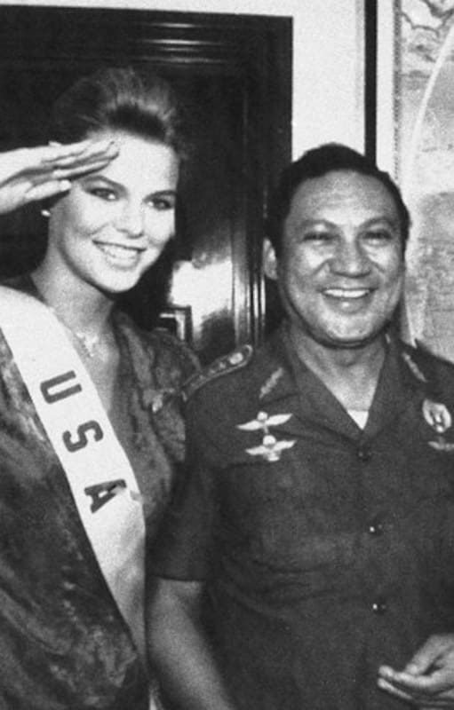 Noriega, durante un concurso de belleza en Panamá en 1986