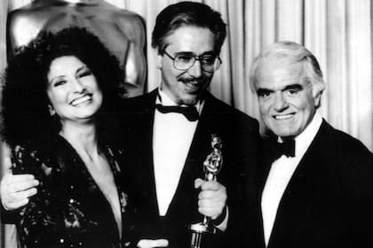 Norma Aleandro, Luis Puenzo y Jack Valenti tras el histórico triunfo de La historia oficial en la ceremonia del Oscar realizada el 24 de marzo de 1986, a diez años exactos del golpe