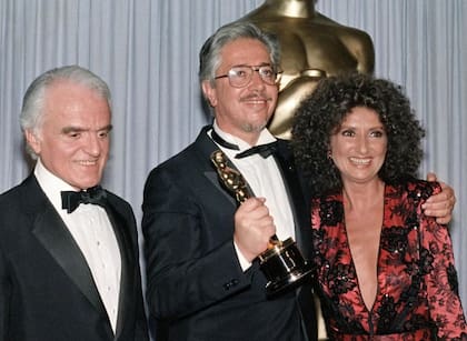 Norma Aleandro y Luis Puenzo posan con Jack Valenti y el Oscar que convirtió a La historia oficial en la primera película argentina en ganar la estatuilla