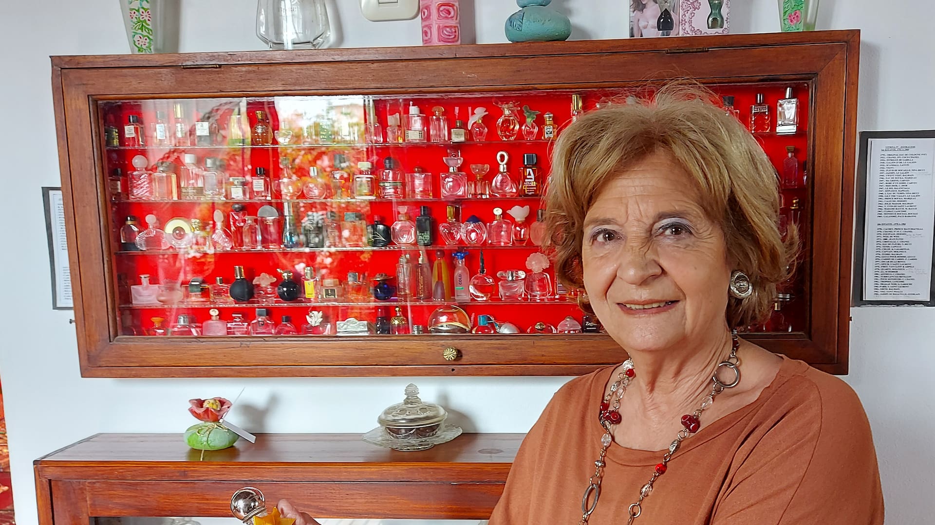 Norma de Simone muestra el frasco de colonia 4711, la marca preferida de Napoleón.