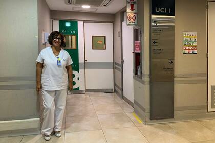 NORMA RÍOS, enfermera. Trabaja 12 horas por día y asegura que se le lastiman las manos de tanto ponerse y sacarse guantes