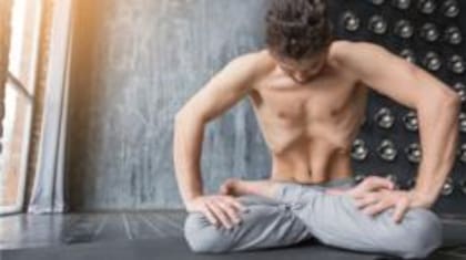 Normalmente los músculos del recto abdominal, verticales y largos, están pegados