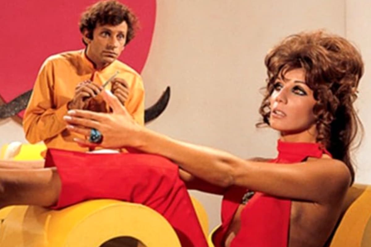 Norman Briski y Susana Giménez en los sillones diseñados por el artista Edgardo Giménez en una escena de Los neuróticos