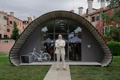 Norman Foster frente al prototipo de miniviviendas desarrolladas como refugios de forma sustentable