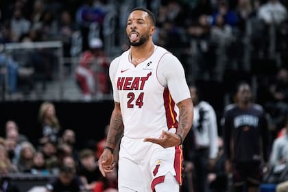 Norman Powell anota 36 y lidera victoria del Heat 118-112 sobre los Pistons
