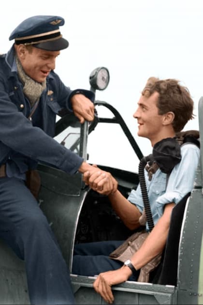 Normandia 1944. El subteniente Pierre Clostermann (fuera de la cabina) felicita a su Jefe de Escuadrilla, el piloto voluntario argentino Kenneth Charney. La imagen, coloreada, pertenece al Imperial War Museum.