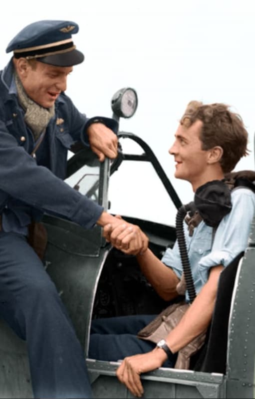 Normandia 1944. El subteniente Pierre Clostermann (fuera de la cabina) felicita a su Jefe de Escuadrilla, el piloto voluntario argentino Kenneth Charney. La imagen, coloreada, pertenece al Imperial War Museum.
